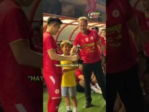 Đình Bắc có vẻ muốn bỏ đá bóng sang làm phóng viên đó, thấy có vẻ đam mê lắm 😆😆😆